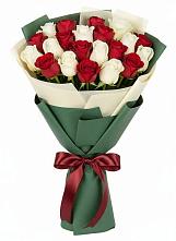 Букет Микс из красных и белых роз в Белорецке