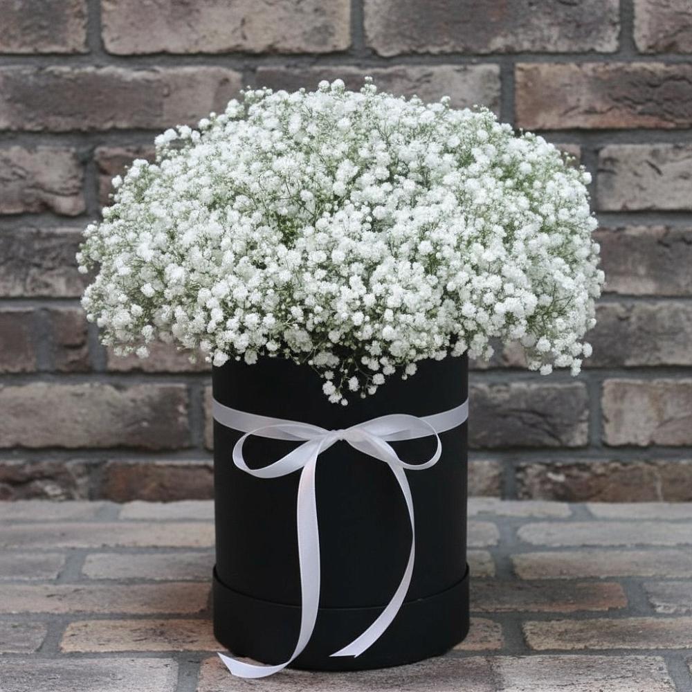 Цветочная композиция из Гипсофила в шляпной коробке в Белорецке