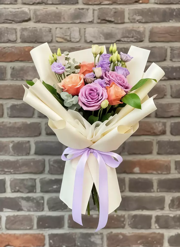 Букет цветов из: Лизиантусы и Розы в Белорецке