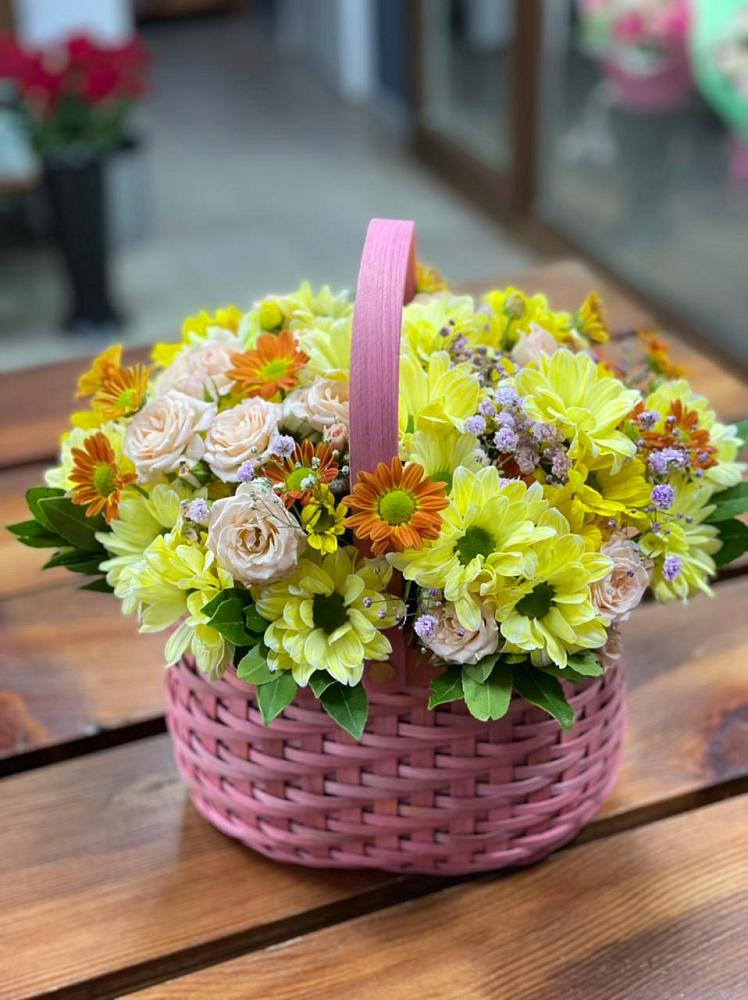 Цветочная композиция из Хризантемы и Розы в корзине в Белорецке