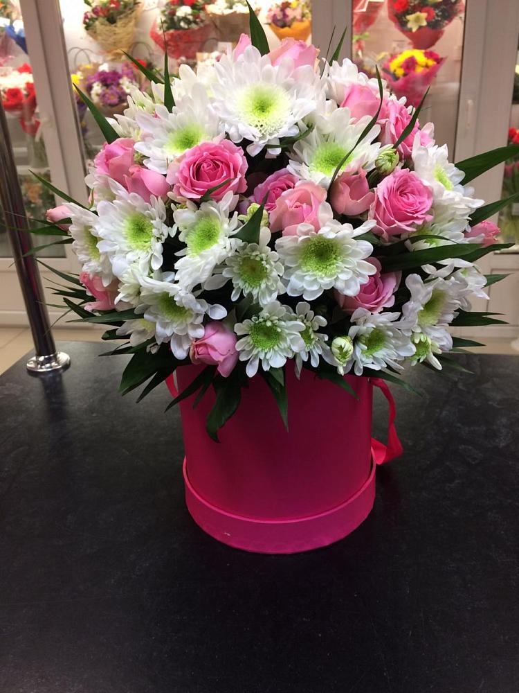 Цветочная композиция из Розы и Хризантемы в шляпной коробке в Белорецке